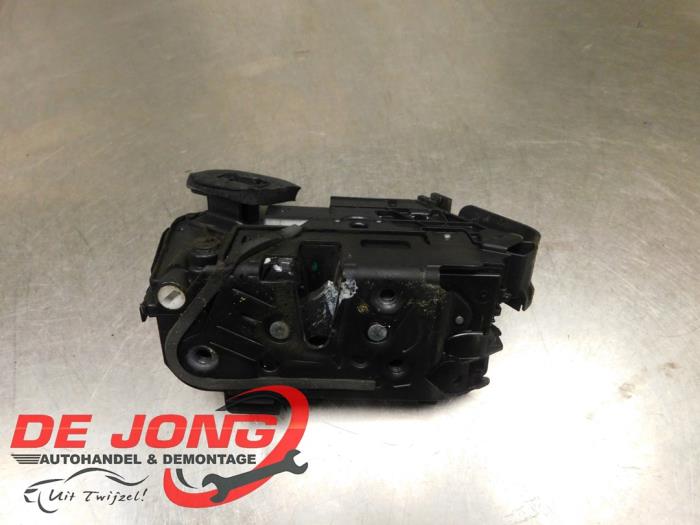 Dörrlåsmekanism, 4-dörrars, vänster bak från en Skoda Fabia III (NJ3) 1.2 TSI 16V 2017