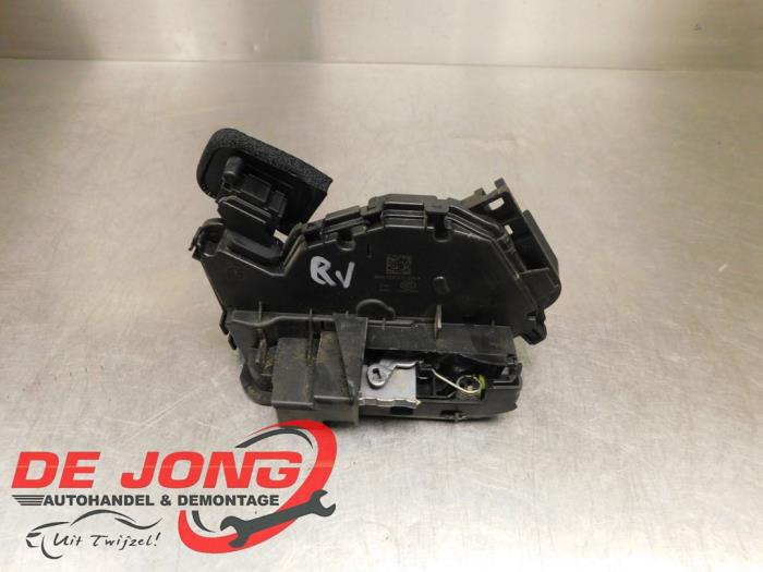 Dörrlåsmekanism, 4-dörrars, höger fram från en Skoda Fabia III (NJ3) 1.2 TSI 16V 2017