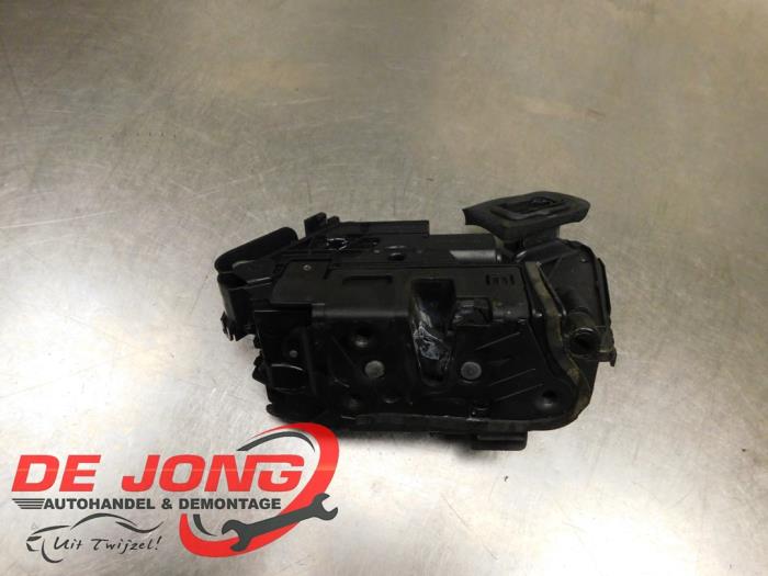 Dörrlåsmekanism, 4-dörrars, höger fram från en Skoda Fabia III (NJ3) 1.2 TSI 16V 2017