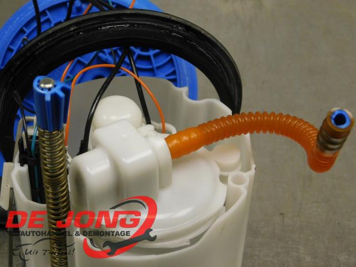 Elektrisk bränslepump från en Skoda Fabia III (NJ3) 1.2 TSI 16V 2017