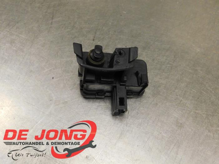 Tanklåsmotor från en Skoda Fabia III (NJ3) 1.2 TSI 16V 2017