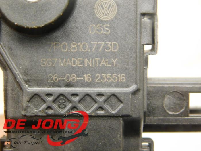 Tanklåsmotor från en Skoda Fabia III (NJ3) 1.2 TSI 16V 2017