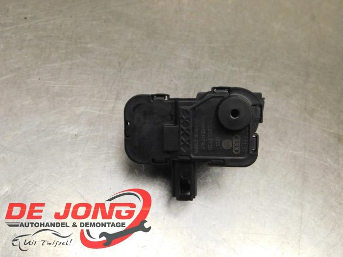 Tanklåsmotor från en Skoda Fabia III (NJ3) 1.2 TSI 16V 2017