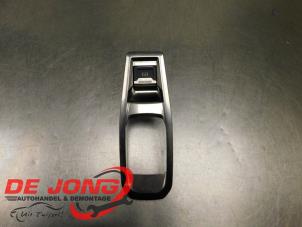 Gebruikte Schakelaar handrem Peugeot 5008 II (M4/MC/MJ/MR) 1.5 BlueHDi 130 Prijs € 8,99 Margeregeling aangeboden door Autodemontagebedrijf de Jong