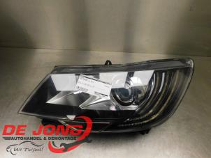 Gebruikte Koplamp links Skoda Superb Combi (3TAC/TAF) 1.6 TDI Prijs € 500,00 Margeregeling aangeboden door Autodemontagebedrijf de Jong