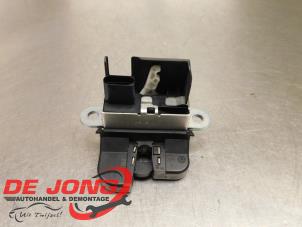 Begagnade Låsmekanism, baklucka Seat Leon (5FB) 1.6 TDI 16V Pris € 9,99 Marginaltabell erbjuds av Autodemontagebedrijf de Jong