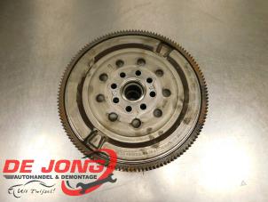 Begagnade Tvåmassesvänghjul Opel Astra K Sports Tourer 1.6 CDTI 110 16V Pris € 148,99 Marginaltabell erbjuds av Autodemontagebedrijf de Jong