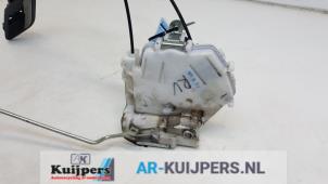 Begagnade Dörrlåsmekanism, 4-dörrars, höger fram Honda FR-V (BE) 2.2 i-CTDi 16V Pris € 35,00 Marginaltabell erbjuds av Autorecycling Kuijpers