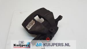 Gebruikte Remklauw (Tang) links-voor Peugeot 308 SW (L4/L9/LC/LJ/LR) 1.2 12V e-THP PureTech 110 Prijs € 29,00 Margeregeling aangeboden door Autorecycling Kuijpers