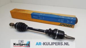 Gebruikte Aandrijfas links-voor Peugeot 405 I (15B) 1.6 GL,GR,SR Prijs € 80,00 Margeregeling aangeboden door Autorecycling Kuijpers