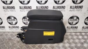 Używane Konsole srodkowe Peugeot 208 II (UB/UH/UP) Cena € 70,00 Procedura marży oferowane przez AllroundCarParts