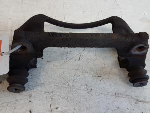 Begagnade Hållare, främre bromsok, vänster Opel Agila (A) 1.2 16V Pris € 10,00 Marginaltabell erbjuds av Autodemontagebedrijf Smit