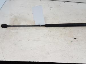 Begagnade Gasfjäder, vänster bak Audi A2 (8Z0) 1.4 TDI Pris € 5,00 Marginaltabell erbjuds av Autodemontagebedrijf Smit