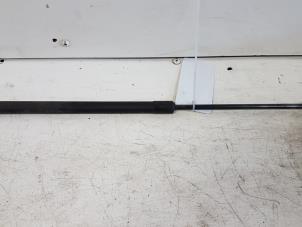 Begagnade Gasfjäder, höger bak Audi A2 (8Z0) 1.4 TDI Pris € 5,00 Marginaltabell erbjuds av Autodemontagebedrijf Smit