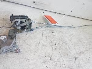 Używane Mechanizm blokady drzwi prawych przednich wersja 4-drzwiowa Daihatsu YRV (M2) 1.3 16V DVVT Cena € 10,00 Procedura marży oferowane przez Autodemontagebedrijf Smit