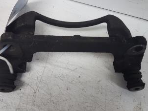 Begagnade Hållare, främre bromsok, vänster Opel Agila Pris € 10,00 Marginaltabell erbjuds av Autodemontagebedrijf Smit