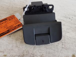 Gebruikte Handrem schakelaar Renault Espace Prijs € 25,00 Margeregeling aangeboden door Autodemontagebedrijf Smit