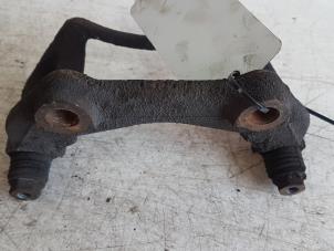 Begagnade Hållare, främre bromsok, höger Audi 90 Pris € 15,00 Marginaltabell erbjuds av Autodemontagebedrijf Smit