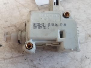 Gebruikte Motor Centrale Deurvergrendeling Volkswagen Polo IV (9N1/2/3) 1.4 16V 75 Prijs € 15,00 Margeregeling aangeboden door Autodemontagebedrijf Smit