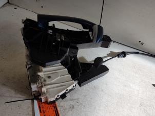 Begagnade Dörrlåsmekanism, 4-dörrars, höger fram Mercedes A (W169) 2.0 A-200 CDI 16V 5-Drs. Pris på förfrågan erbjuds av Autodemontagebedrijf Smit