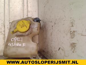 Gebruikte Ruitensproeiertank voor Opel Astra F (53/54/58/59) 1.4i Classic Prijs op aanvraag aangeboden door Autodemontagebedrijf Smit
