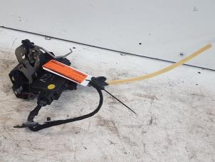 Begagnade Dörrlåsmekanism, 4-dörrars, höger fram Audi A2 (8Z0) Pris € 20,00 Marginaltabell erbjuds av Autodemontagebedrijf Smit