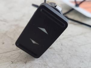 Gebruikte Elektrisch Raam Schakelaar Ford Focus 2 1.4 16V Prijs € 10,00 Margeregeling aangeboden door Autodemontagebedrijf Smit