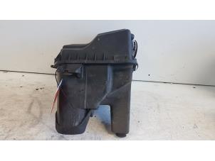 Gebruikte Luchtfilterhuis Chrysler Voyager/Grand Voyager (RG/RS) 2.5 CRD 16V Prijs € 15,00 Margeregeling aangeboden door Autodemontagebedrijf Smit