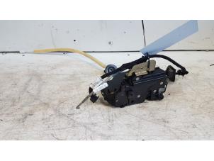 Begagnade Dörrlåsmekanism, 4-dörrars, höger fram Audi A2 (8Z0) Pris € 20,00 Marginaltabell erbjuds av Autodemontagebedrijf Smit