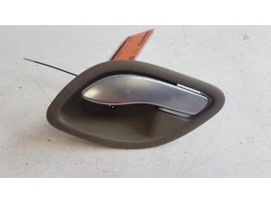 Begagnade Dörrhandtag, 4-dörrars, vänster fram Renault Vel Satis (BJ) Pris € 10,00 Marginaltabell erbjuds av Autodemontagebedrijf Smit