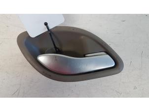 Begagnade Dörrhandtag, 4-dörrars, höger bak Renault Vel Satis (BJ) Pris € 10,00 Marginaltabell erbjuds av Autodemontagebedrijf Smit