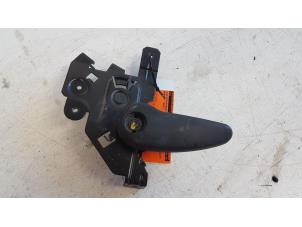 Begagnade Handtag, skjutdörr, höger Renault Trafic New (FL) 1.9 dCi 100 16V Pris € 15,00 Marginaltabell erbjuds av Autodemontagebedrijf Smit