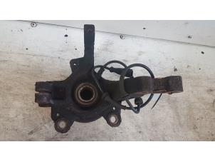 Gebruikte Fusee links-voor Renault Clio III (BR/CR) 1.6 16V Prijs € 30,00 Margeregeling aangeboden door Autodemontagebedrijf Smit