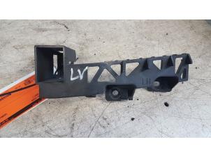 Używane Element zderzaka lewy przód Mazda 5 (CR19) 2.0 CiDT 16V High Power Cena € 10,00 Procedura marży oferowane przez Autodemontagebedrijf Smit