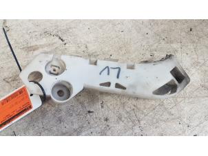 Używane Element zderzaka lewy przód Mazda 5 (CR19) 2.0 CiDT 16V High Power Cena na żądanie oferowane przez Autodemontagebedrijf Smit