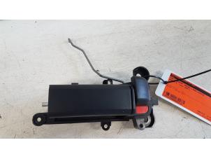 Używane Uchwyt drzwi lewych tylnych wersja 4-drzwiowa Mazda 5 (CR19) 2.0 CiDT 16V High Power Cena na żądanie oferowane przez Autodemontagebedrijf Smit