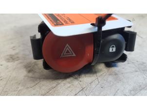 Gebruikte Alarmlicht Schakelaar Renault Clio III (BR/CR) 1.2 16V 75 Prijs € 10,00 Margeregeling aangeboden door Autodemontagebedrijf Smit