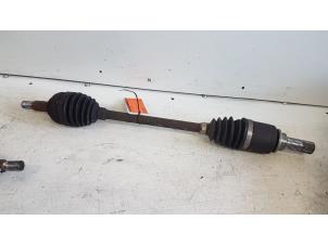 Gebruikte Aandrijfas links-voor Renault Clio III (BR/CR) 1.2 16V 75 Prijs € 10,00 Margeregeling aangeboden door Autodemontagebedrijf Smit