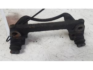 Begagnade Hållare, främre bromsok, vänster Opel Agila (A) 1.0 12V Pris € 10,00 Marginaltabell erbjuds av Autodemontagebedrijf Smit