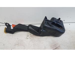 Gebruikte Ruitensproeiertank voor Opel Astra H SW (L35) 1.6 16V Twinport Prijs € 10,00 Margeregeling aangeboden door Autodemontagebedrijf Smit