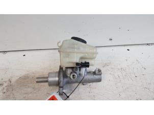 Gebruikte Hoofdremcilinder Opel Astra H SW (L35) 1.6 16V Twinport Prijs € 10,00 Margeregeling aangeboden door Autodemontagebedrijf Smit