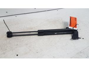 Gebruikte Gasdemper Motorkap Set Chevrolet Captiva (C100) 2.4 16V 4x2 Prijs € 10,00 Margeregeling aangeboden door Autodemontagebedrijf Smit