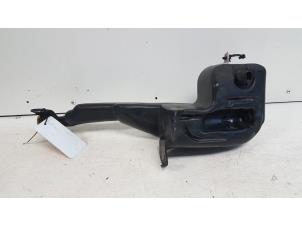 Gebruikte Ruitensproeiertank voor Opel Astra H (L48) 1.6 16V Twinport Prijs € 10,00 Margeregeling aangeboden door Autodemontagebedrijf Smit