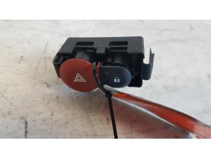 Gebruikte Alarmlicht Schakelaar Renault Clio III (BR/CR) 1.2 16V 75 Prijs € 10,00 Margeregeling aangeboden door Autodemontagebedrijf Smit