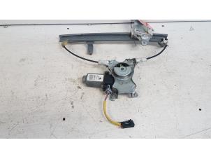 Gebruikte Ruitmechaniek 2Deurs links-achter Nissan Almera Tino (V10M) 1.8 16V Prijs € 30,00 Margeregeling aangeboden door Autodemontagebedrijf Smit