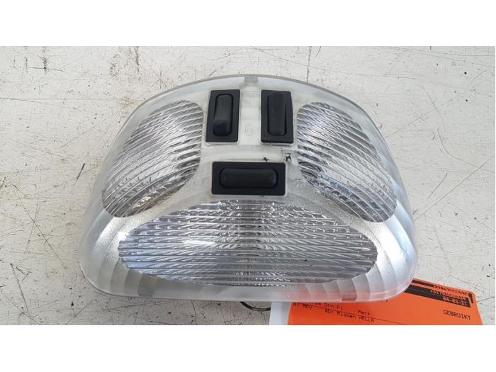 Innerbelysning, fram från en Nissan Almera Tino (V10M) 1.8 16V 2001