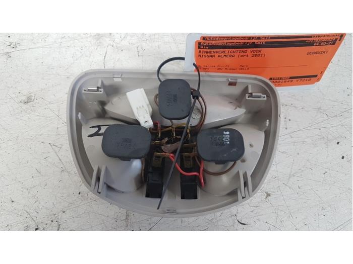 Innerbelysning, fram från en Nissan Almera Tino (V10M) 1.8 16V 2001