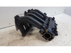 Gebruikte Inlaatspruitstuk Renault Clio III (BR/CR) 1.2 16V 75 Prijs € 35,00 Margeregeling aangeboden door Autodemontagebedrijf Smit