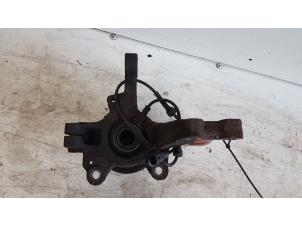 Gebruikte Fusee links-voor Renault Clio III (BR/CR) 1.2 16V 75 Prijs € 15,00 Margeregeling aangeboden door Autodemontagebedrijf Smit