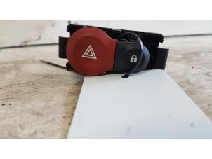 Gebruikte Alarmlicht Schakelaar Renault Clio III (BR/CR) 1.2 16V 75 Prijs € 10,00 Margeregeling aangeboden door Autodemontagebedrijf Smit